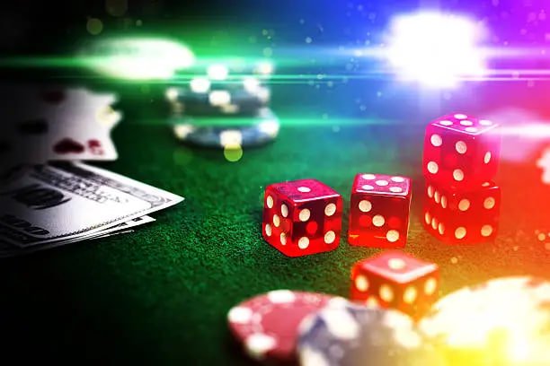 Dealer memutar roda roulette live dengan studio berkamera ganda di armadatoto